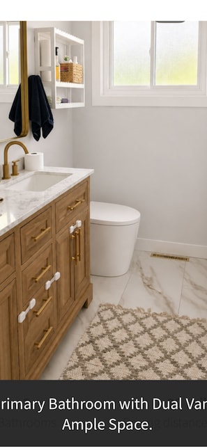 Shower, hair dryer, bidet, towels - Charming newly remodeled 3-bedroom house in Itasca with all the latest amenities (Itasca)