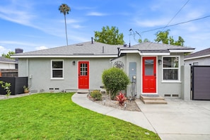 Exterior - Upscale Remodeled 3BR Home Near Disneyland & Old Towne Orange Quiet Luxury Stay (Orange)