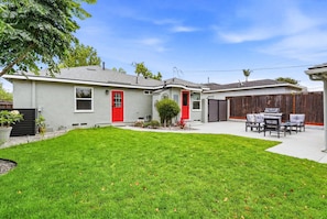 Outdoor dining - Upscale Remodeled 3BR Home Near Disneyland & Old Towne Orange Quiet Luxury Stay (Orange)