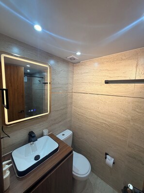 Hair dryer, towels, soap, toilet paper - Vrbo Property (Bogotá)