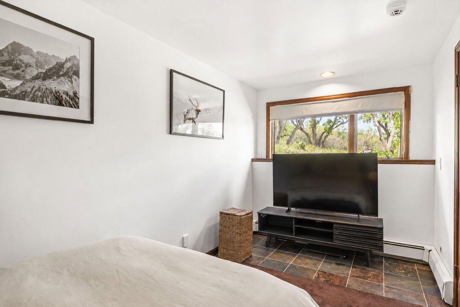 4 bedrooms, iron/ironing board, WiFi (free), bed sheets