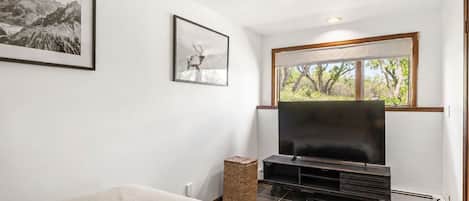 4 bedrooms, iron/ironing board, WiFi (free), bed sheets