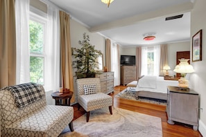 3 bedrooms, iron/ironing board, travel cot, free WiFi - NEW - Winter Wood Farm - Farmhouse Retreat w/ Pool, Hot Tub and Countryside View (Bealeton)