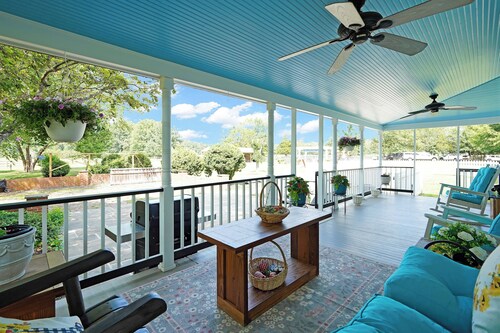 NEW - Winter Wood Farm - Farmhouse Retreat w/ Pool, Hot Tub and Countryside View