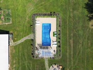 Utomhuspool och uppvärmd pool