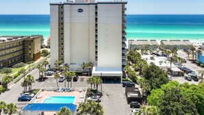 Un hôtel de grande hauteur doté d’une piscine, d’un parking et offrant une vue sur l’océan.