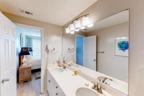 Apartment, Mehrere Betten (Leeward Key 304) | Badezimmer