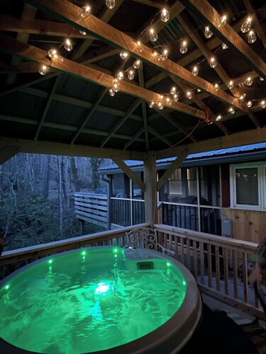Peaceful Creekside Cabin, Dog-friendly, Hot Tub, Gas Fireplace, Gas Grill