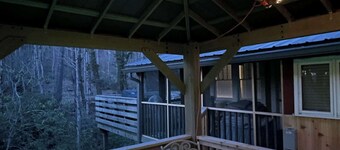 Peaceful Creekside Cabin, Dog-friendly, Hot Tub, Gas Fireplace, Gas Grill
