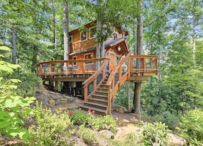 Exterior - Luxury Treehouse w/ gas fireplace, BBQ, firepit, outdoor dining, shared creek access (Weaverville)