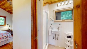 Shower, hair dryer, towels, shampoo - Luxury Treehouse w/ gas fireplace, BBQ, firepit, outdoor dining, shared creek access (Weaverville)