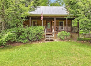 Exterior - Creekfront Cottage, scenic views, dog-friendly, firepit, gas grill, gas fireplace (Weaverville)