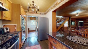 Private kitchen - Luxury Farmhouse, creek, dog-friendly, gas fireplace, firepit, BBQ, cable, porch, swing (Weaverville)