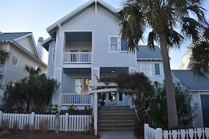 Exterior - Bald Head Island 3 bedroom beachfront home in Harbour. Best Sunset View on BHI! (Bald Head Island)