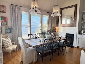 Dining - Bald Head Island 3 bedroom beachfront home in Harbour. Best Sunset View on BHI! (Bald Head Island)