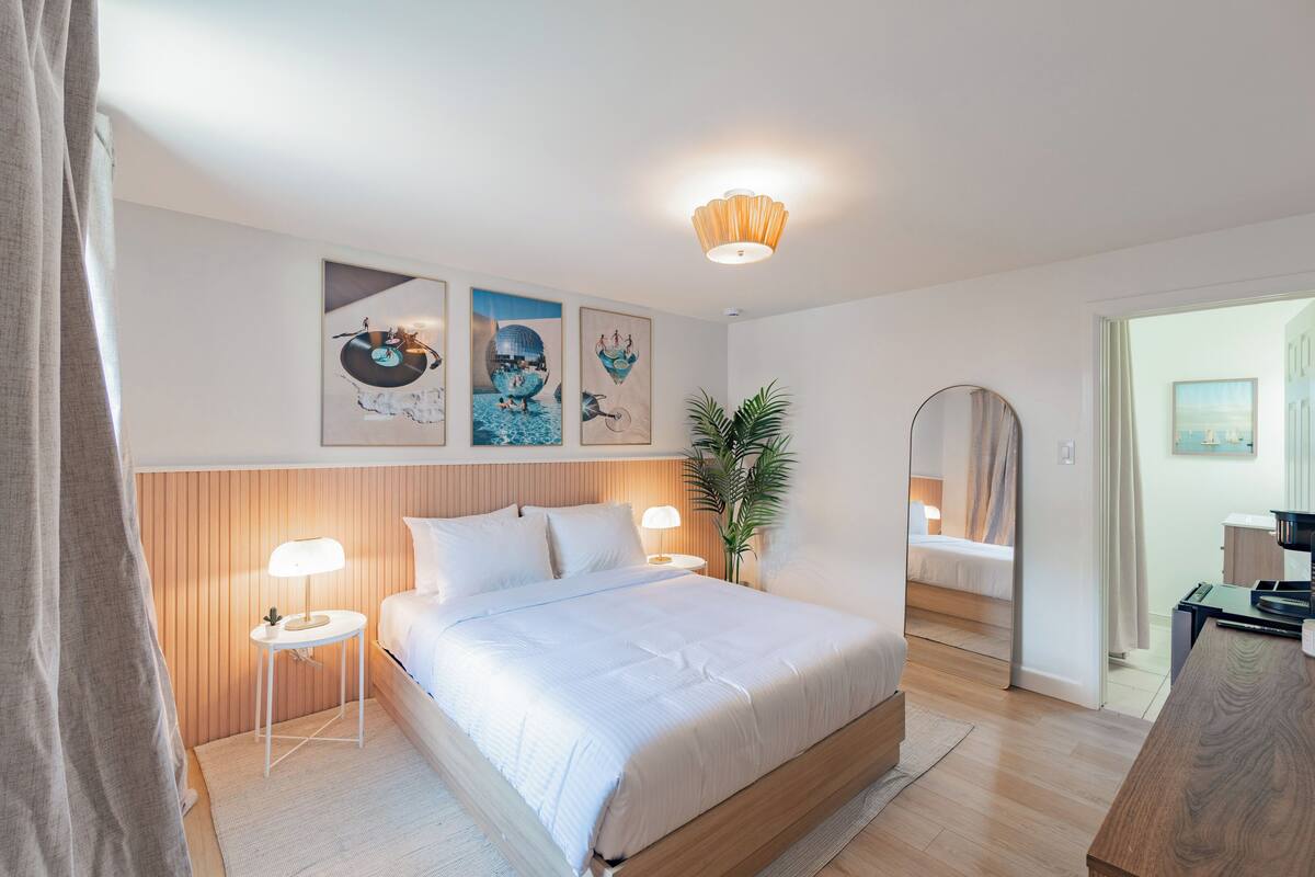 Comfort-Einzelzimmer, eigener Pool, Seeblick | Bügeleisen/Bügelbrett, kostenloses WLAN, Bettwäsche