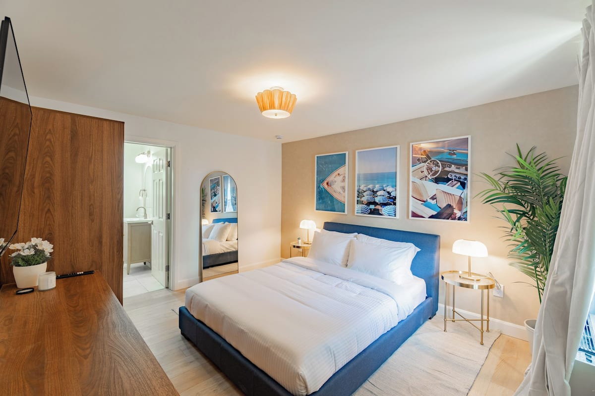 Comfort-Einzelzimmer, eigener Pool, Seeblick | Bügeleisen/Bügelbrett, kostenloses WLAN, Bettwäsche
