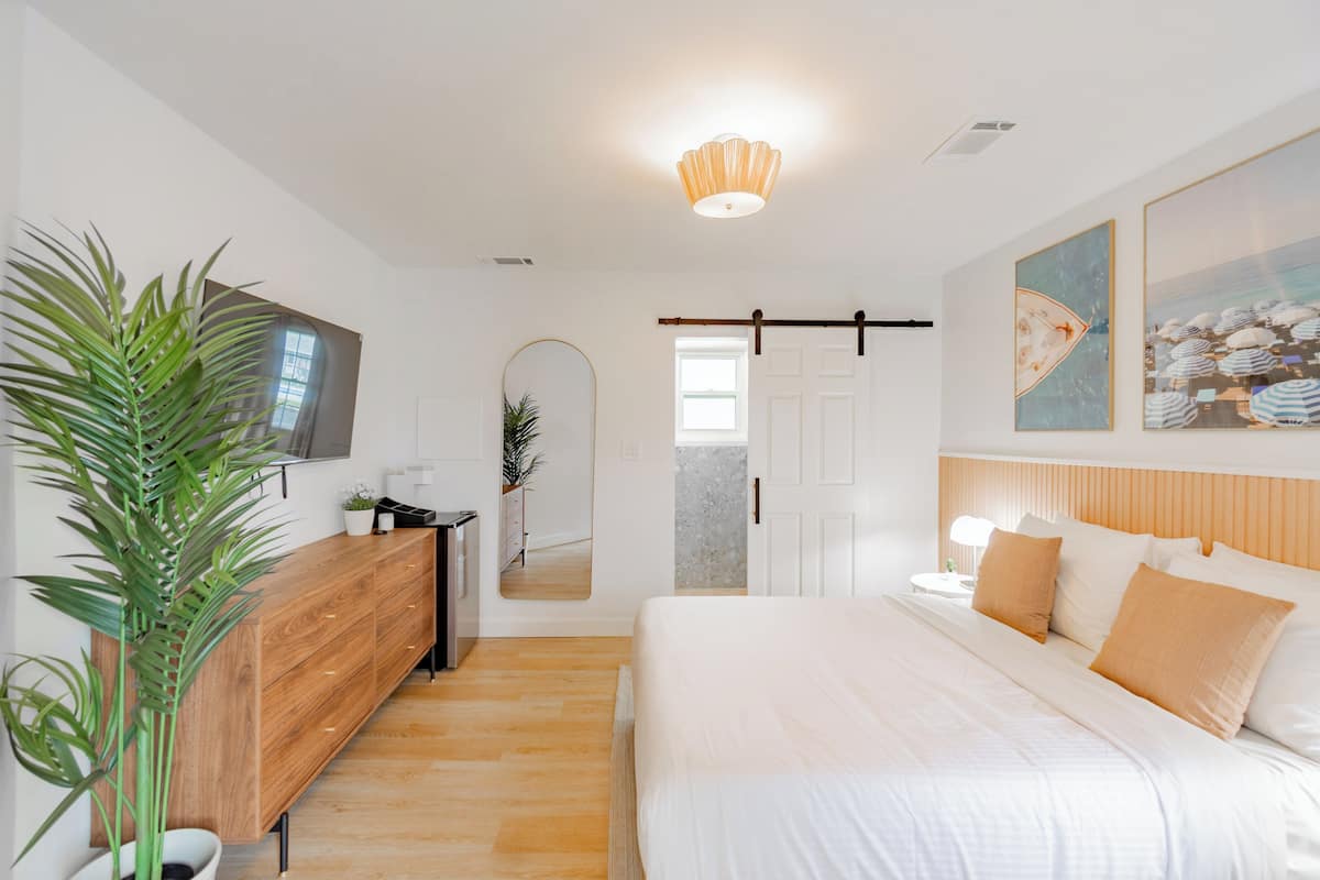 Comfort-Einzelzimmer, eigener Pool, Seeblick | Bügeleisen/Bügelbrett, kostenloses WLAN, Bettwäsche