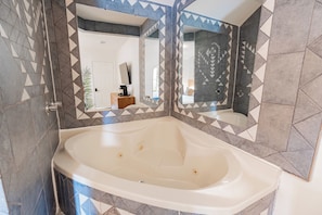 Bathroom - The Parkway Boutique Hotel by the Falls (Niagara Falls)