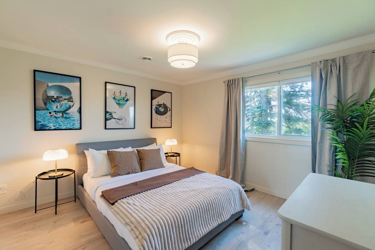 Luxury-Vierbettzimmer, eigener Pool, Seeblick | Bügeleisen/Bügelbrett, kostenloses WLAN, Bettwäsche