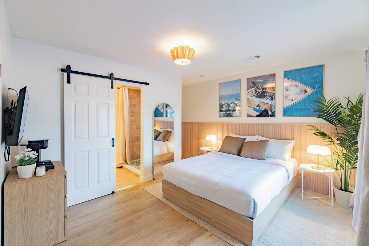Comfort-Einzelzimmer, eigener Pool, Seeblick | Bügeleisen/Bügelbrett, kostenloses WLAN, Bettwäsche