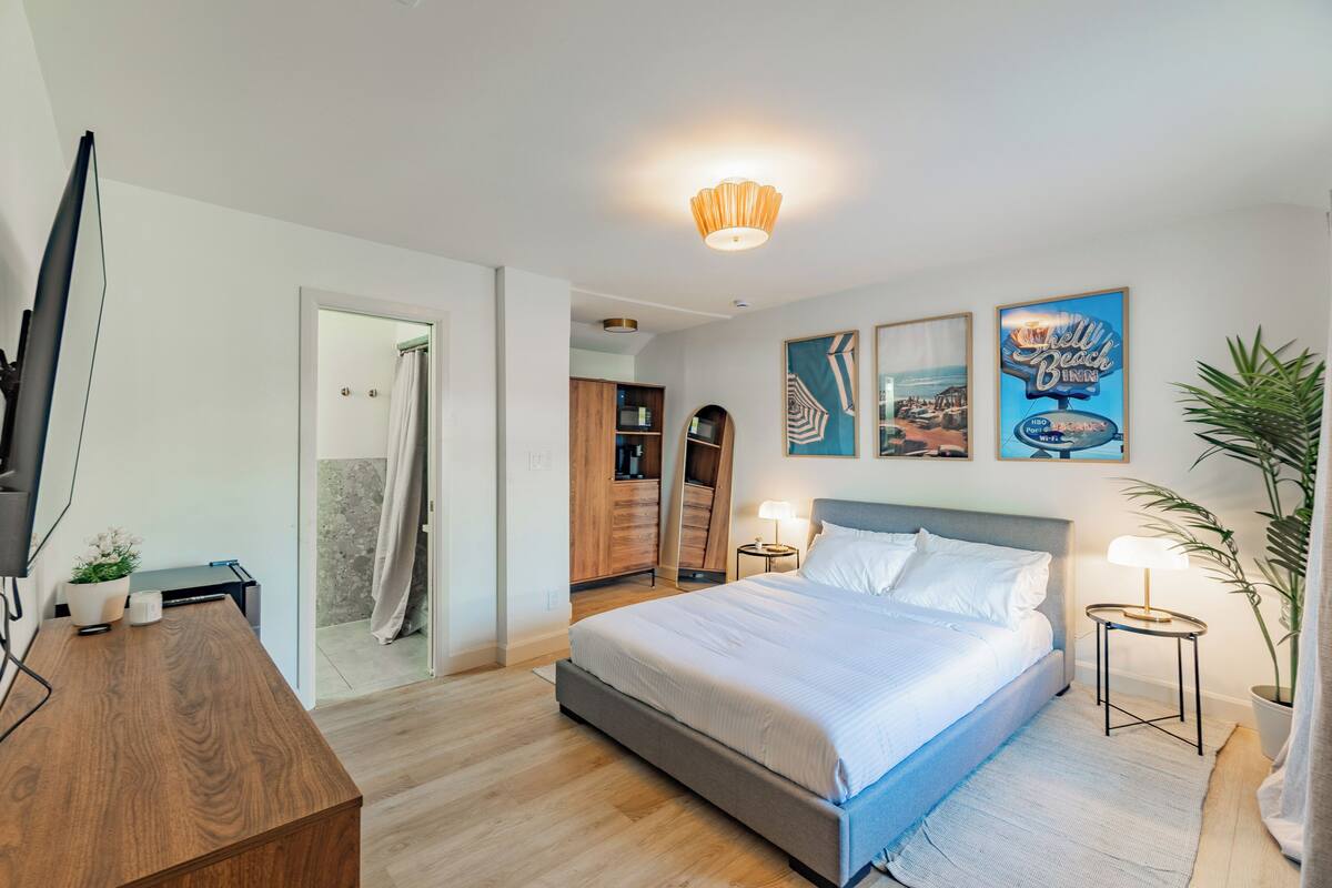Comfort-Einzelzimmer, eigener Pool, Seeblick | Bügeleisen/Bügelbrett, kostenloses WLAN, Bettwäsche