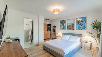 Tabla de planchar con plancha, wifi gratis y ropa de cama
