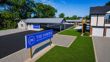 A hotel entrance with a sign reading 'The Parkway Boutique Hotel by the Falls.'