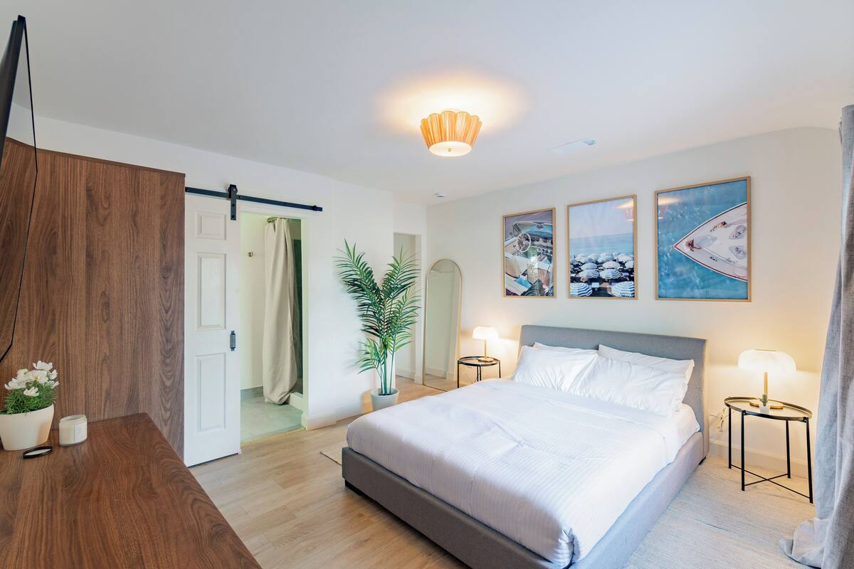 Comfort-Einzelzimmer, eigener Pool, Seeblick | Bügeleisen/Bügelbrett, kostenloses WLAN, Bettwäsche