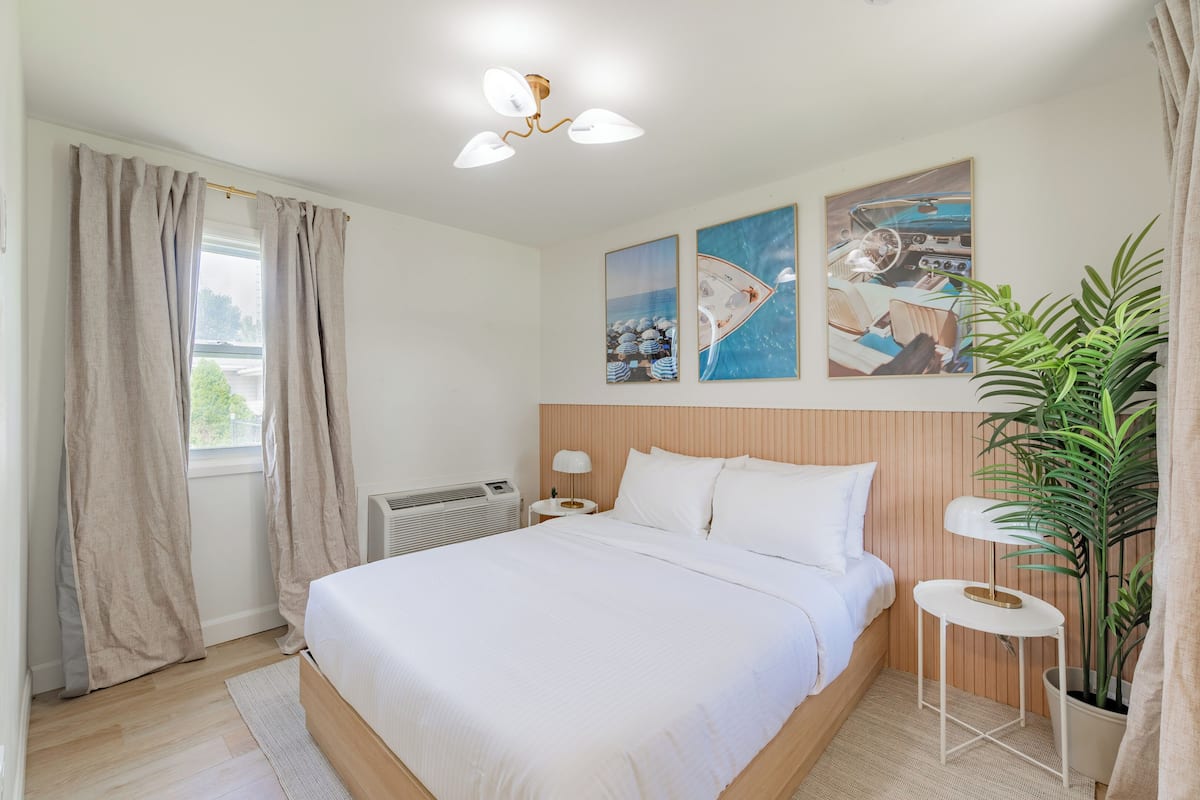Comfort-Doppelzimmer, eigener Pool, Seeblick | Bügeleisen/Bügelbrett, kostenloses WLAN, Bettwäsche