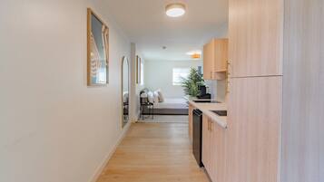Comfort Single Room, Kitchenette, Lake View | Interior