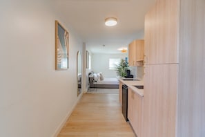 Yhden hengen comfort-huone, keittotila, järvinäköala | Sisätilat