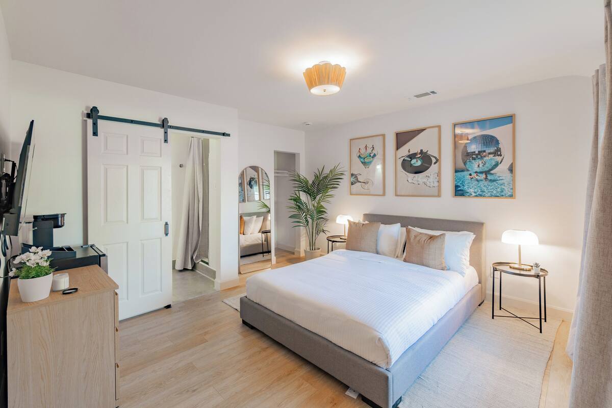 Comfort-Einzelzimmer, eigener Pool, Seeblick | Bügeleisen/Bügelbrett, kostenloses WLAN, Bettwäsche