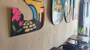 Paredes com letras pintadas formando a palavra 'SAVO' e um relógio.