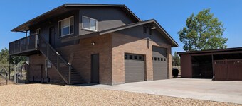 New Listing! Dog Friendly, Mountain-Modern Retreat in Bend. Property with views
