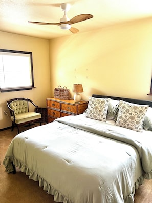 2 bedrooms, free WiFi, bed sheets - No Worries Lake Cottage & Dock in NO WAKE cove. Max relaxation..No Worries… (Rocky Mount)