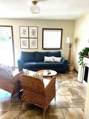 Smart TV, fireplace - No Worries Lake Cottage & Dock in NO WAKE cove. Max relaxation..No Worries… (Rocky Mount)