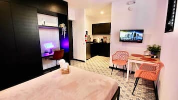 Iron/ironing board, WiFi, bed sheets