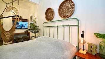 Tabla de planchar con plancha, wifi y ropa de cama