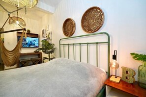 Tabla de planchar con plancha, wifi y ropa de cama 