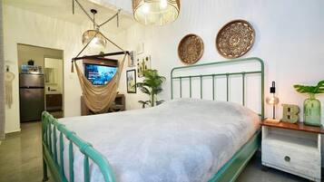 Iron/ironing board, WiFi, bed sheets