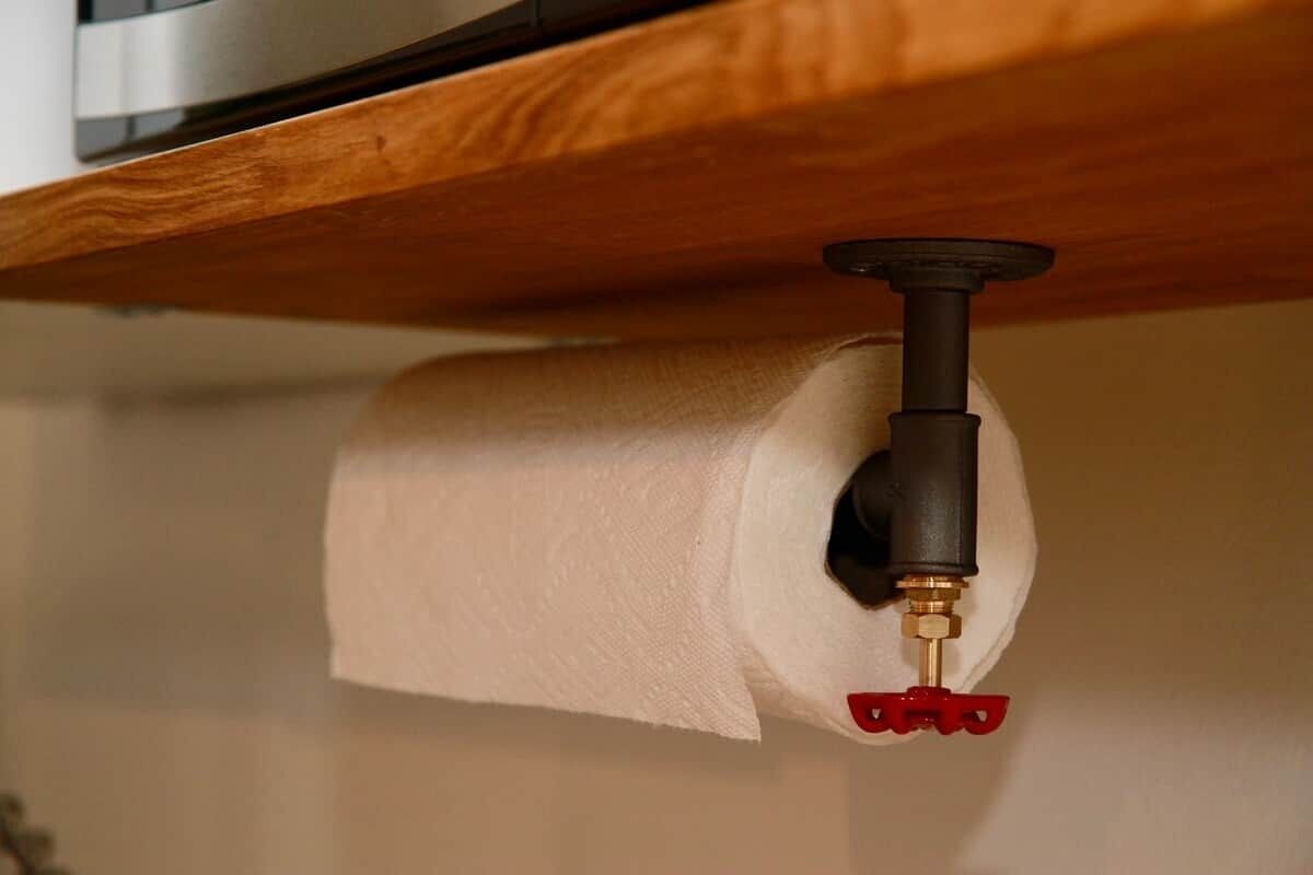 WC-paperirulla on kiinnitettynä puiseen hyllyyn.