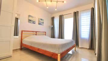 Tabla de planchar con plancha, wifi y ropa de cama