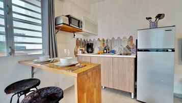 Fridge, microwave, stovetop, coffee/tea maker