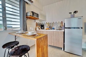 Wasserkocher mit Kaffee-/Teezubehör, Kühlschrank, Mikrowelle, Herdplatte
