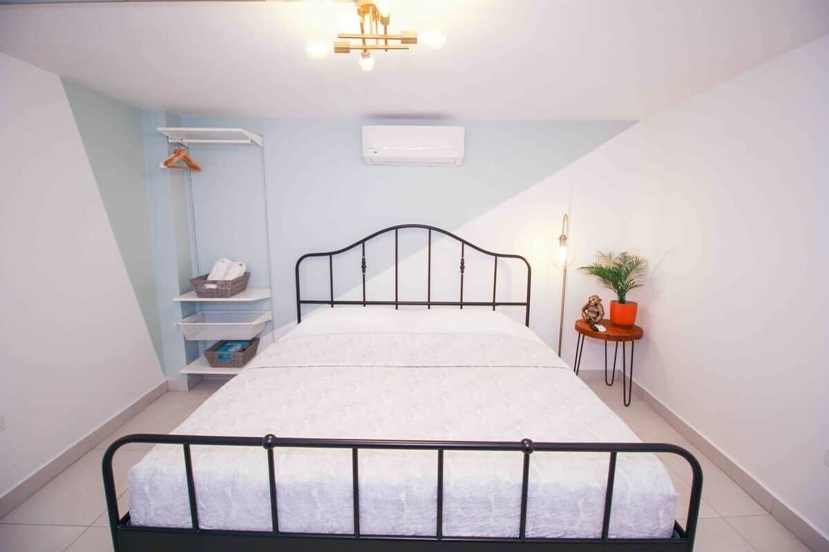 Iron/ironing board, WiFi, bed sheets