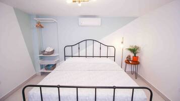 Iron/ironing board, WiFi, bed sheets