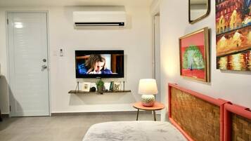 Tabla de planchar con plancha, wifi y ropa de cama