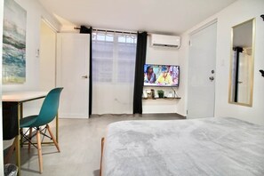 Tabla de planchar con plancha, wifi y ropa de cama 
