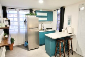 Refrigerador, microondas, placa de cocina, cafetera/tetera